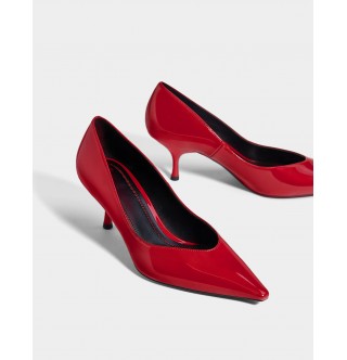 Butik, rugan orta boy topuklu ayakkabı