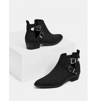 Boşluk detaylı tokalı siyah kısa bot